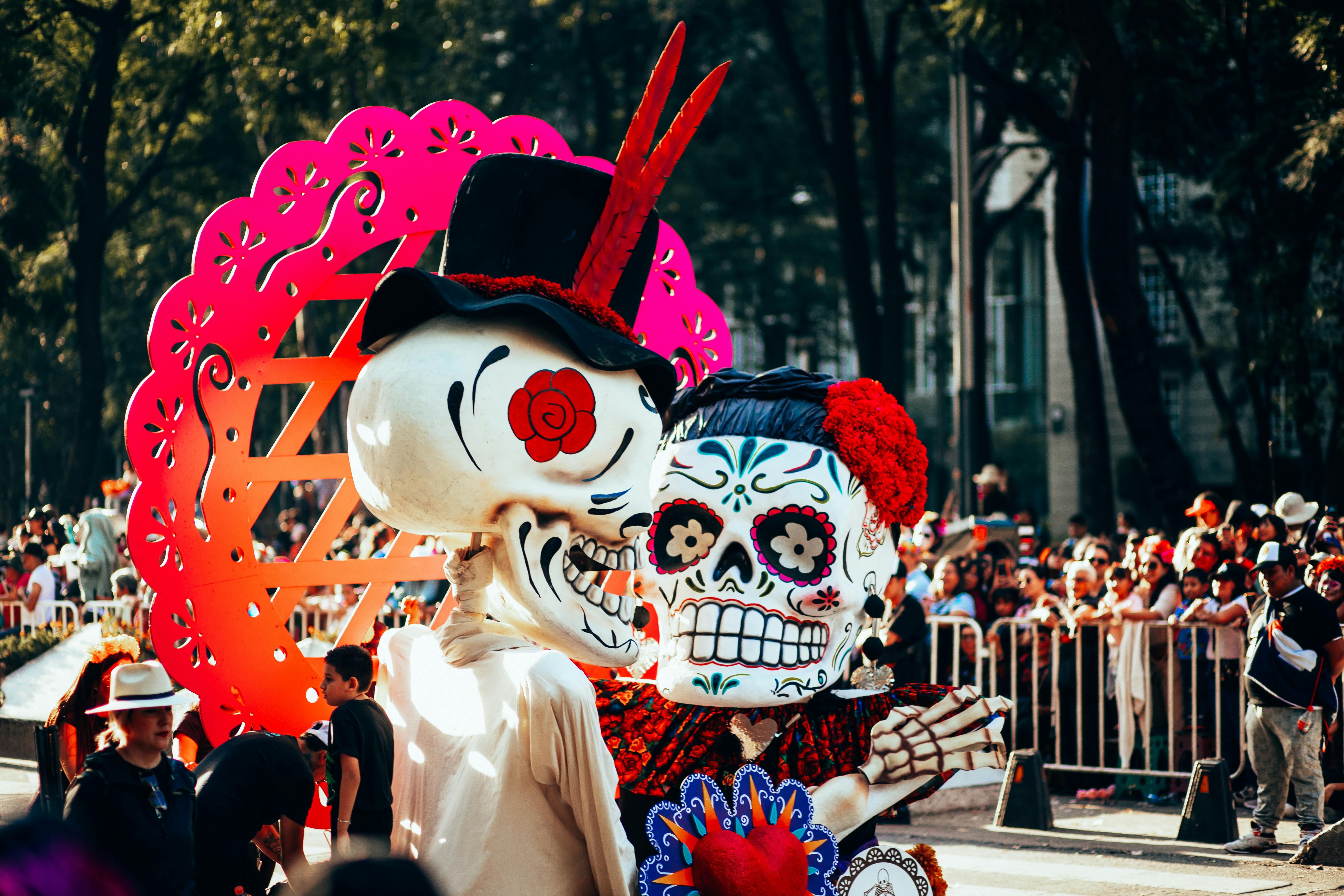 Desfile Internacional de Día de Muertos en CDMX con calacones gigantes