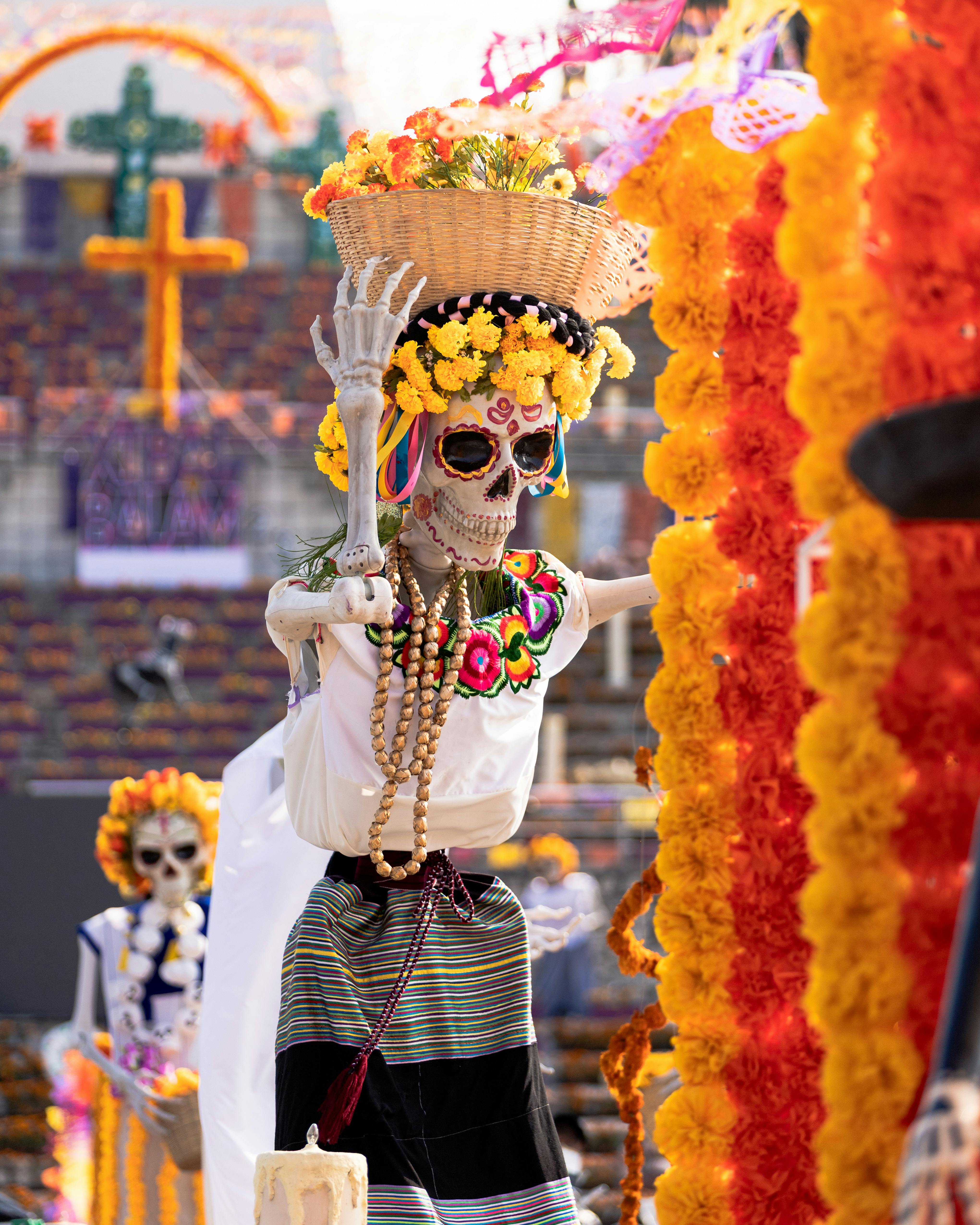 Oaxaca, catrina tradicional con canasta de cempasúchil en desfile