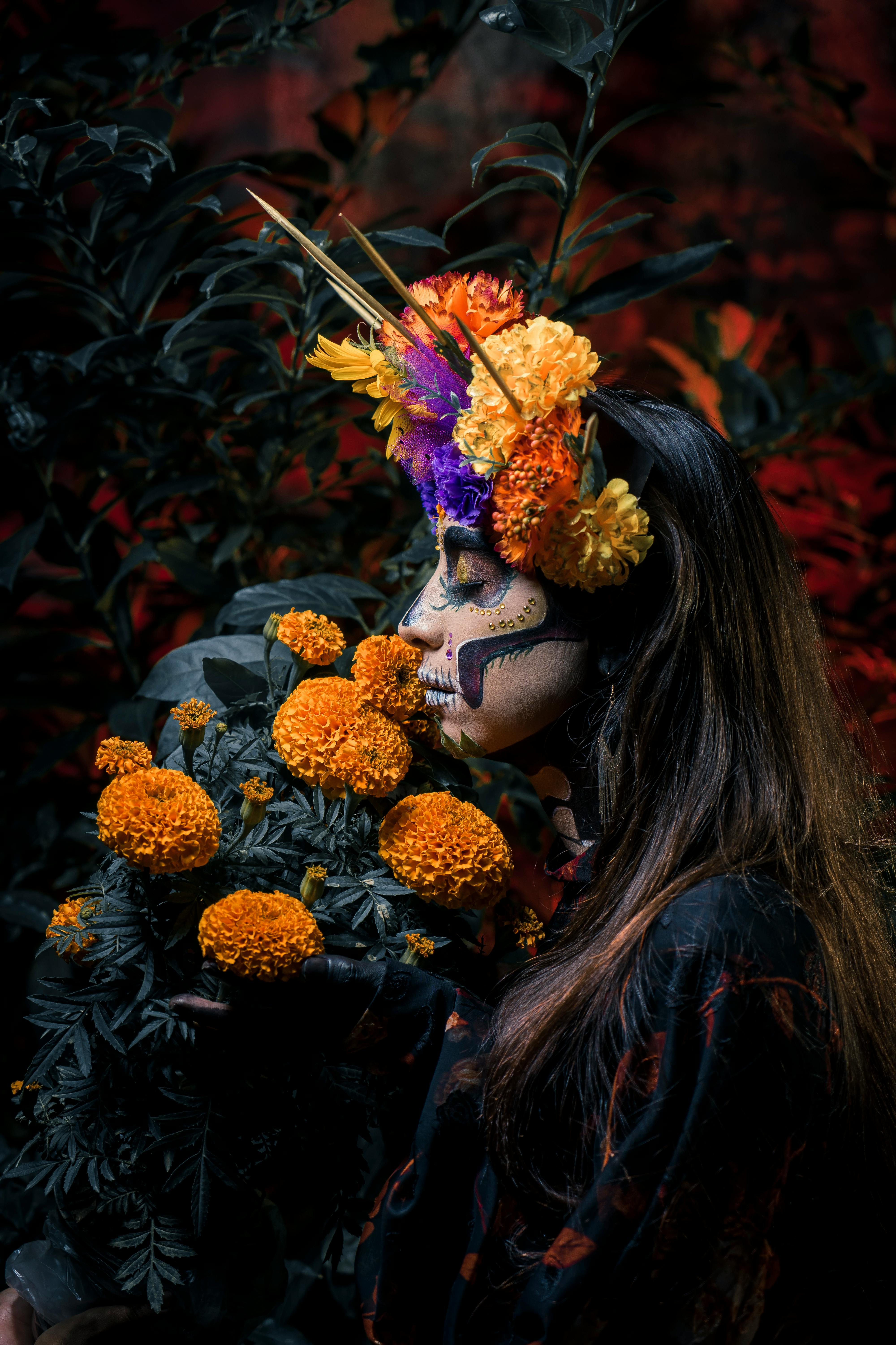 Catrina de perfil entre cempasúchiles, retrato del Día de Muertos