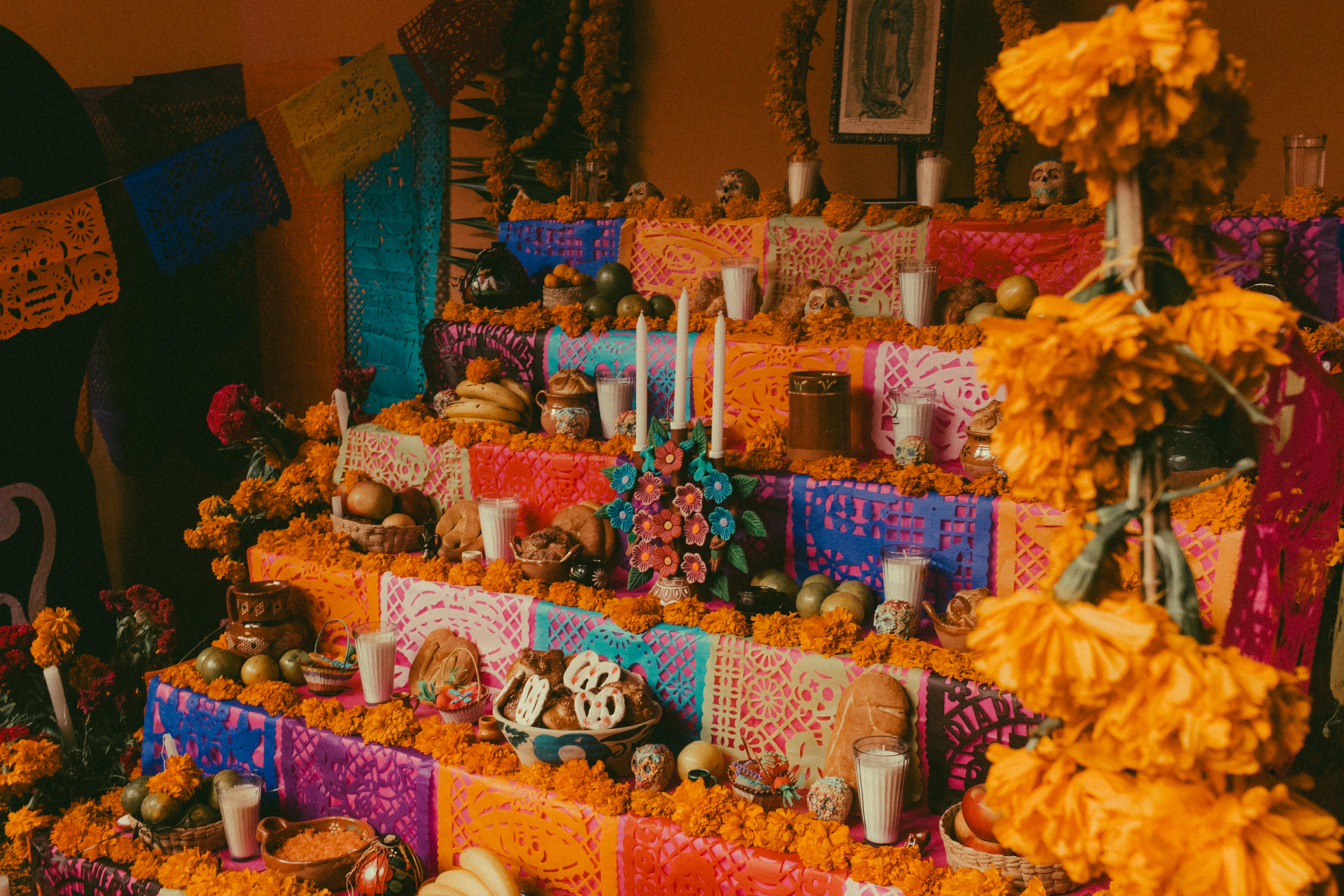 Ofrenda monumental en el Zócalo de Ciudad de México con papel picado y cempasúchil