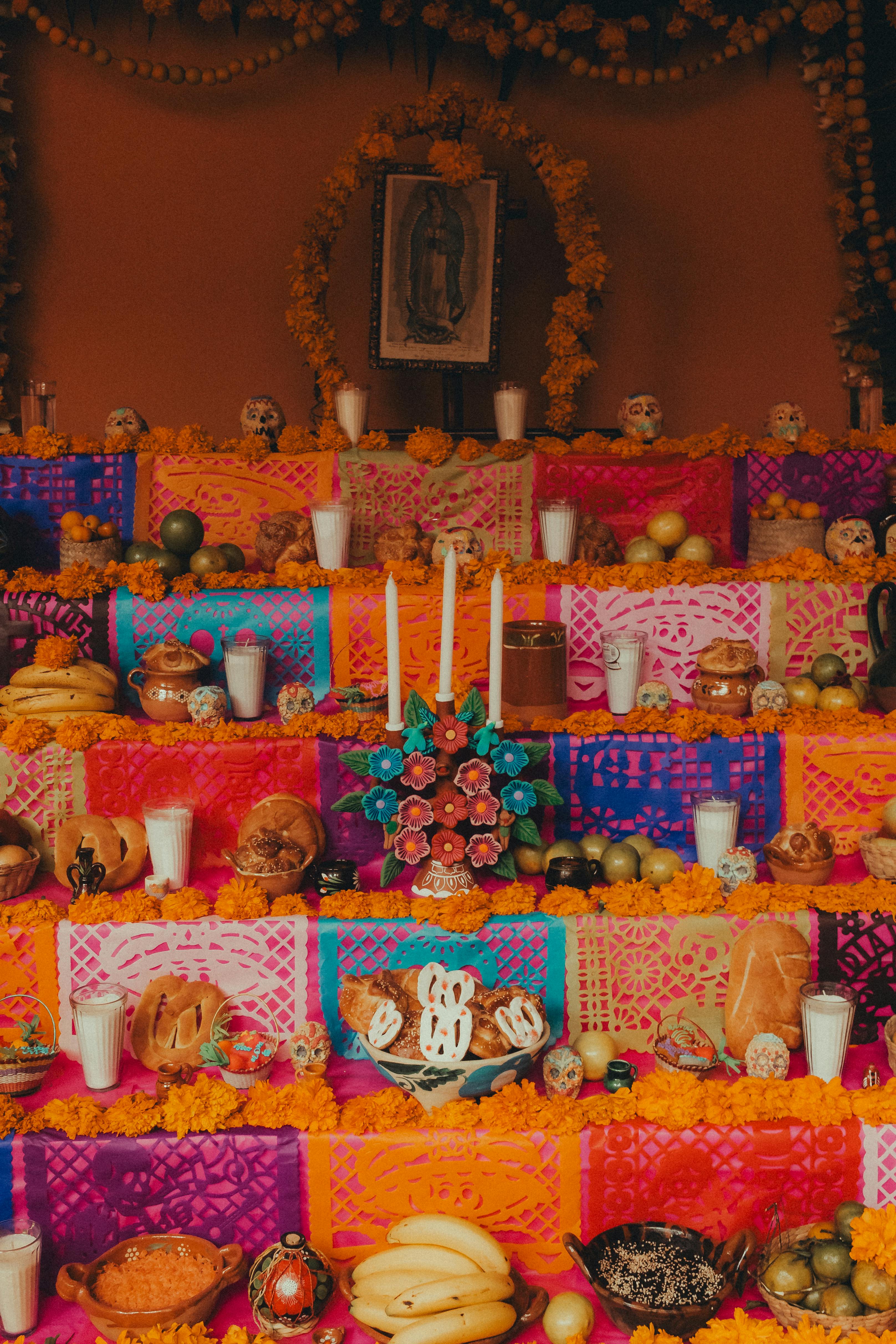 Altar de Día de Muertos con sus siete elementos
