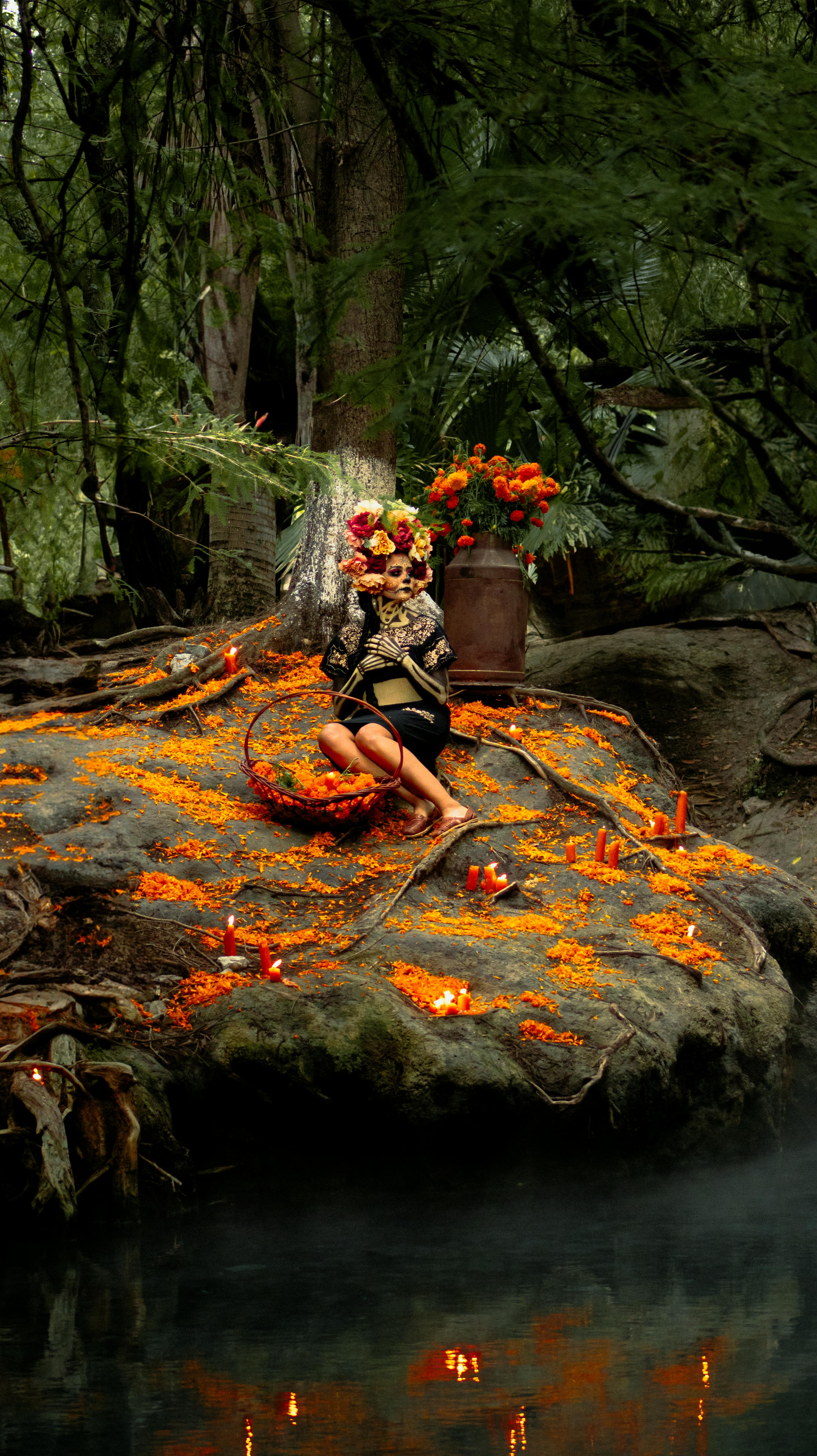 Pátzcuaro y Janitzio, Michoacán, ofrenda en agua con velas entre cempasúchil