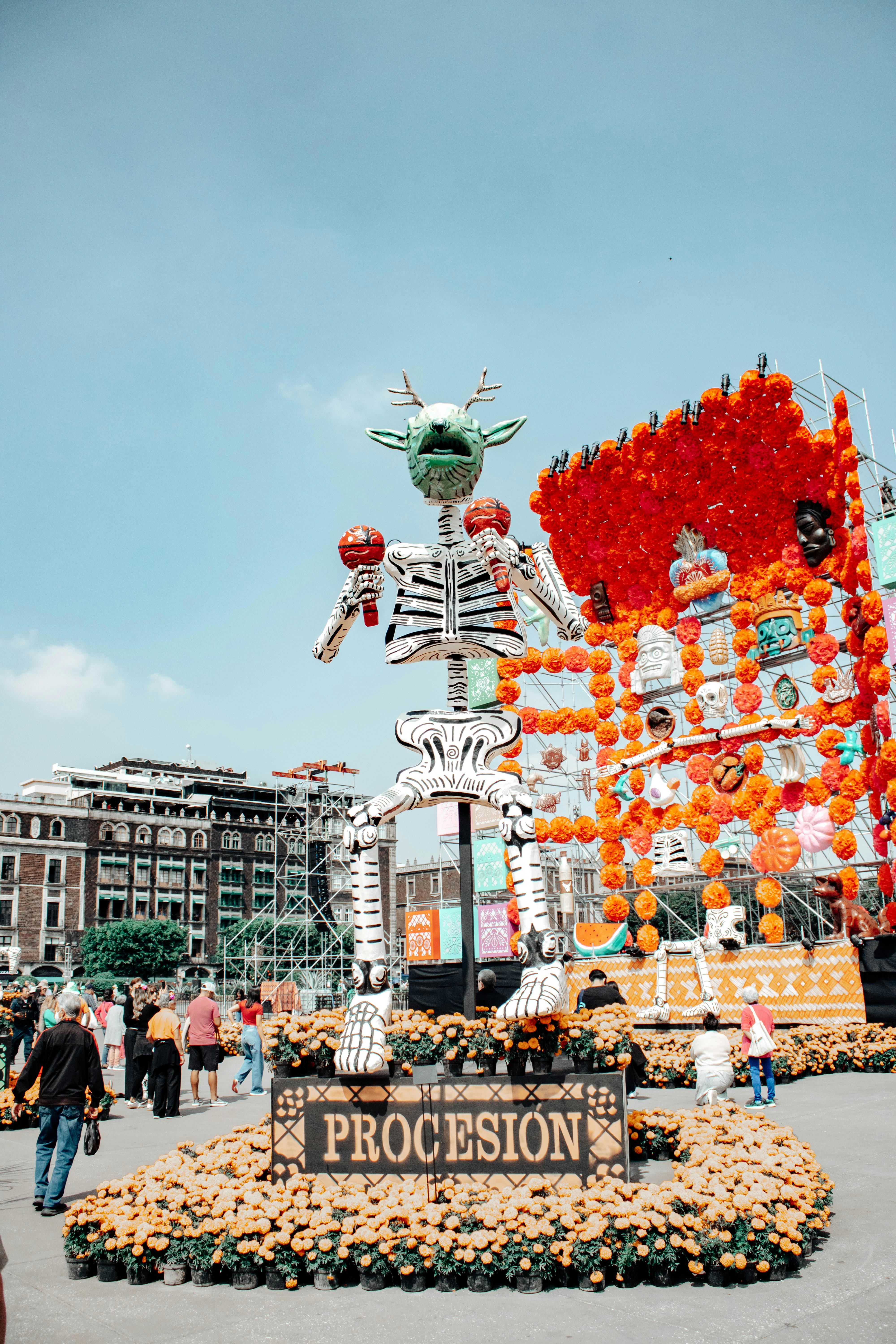 Ciudad de México, ofrenda monumental en el Zócalo con alebrije de cempasúchil